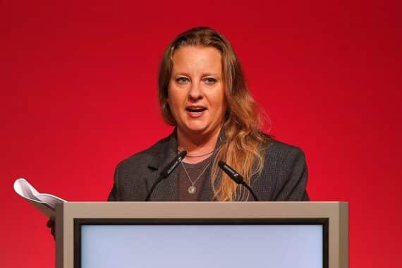 Friederike Benda beim Protest gegen US-Politik, Völkerrecht und Souveränität gefordert.