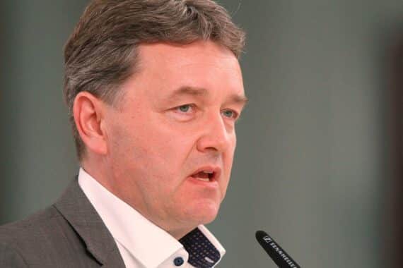 Ralf Böhme diskutiert Energiepolitikanpassungen: Fokus auf Netzausbau, nicht Wasserstoffstrategien.