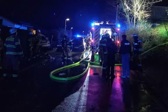 Feuerwehr im Einsatz: Balkonbrand im Hochhaus, mehrere Wohnungen evakuiert, starke Rauchentwicklung.