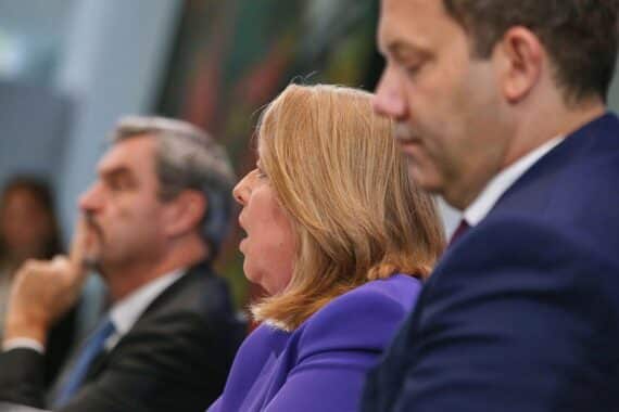 Drei Politiker diskutieren Rentenreform, betonen den Bedarf an mutigen Veränderungen im System.