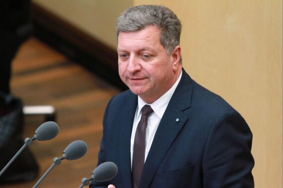 Verkehrsminister unterzeichnet Vertrag zur Elektrifizierung des Schienenverkehrs in Bayern.