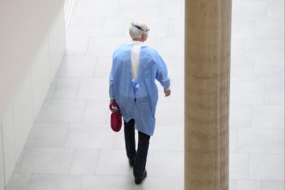 Impfarzt verabreicht RSV-Impfung, Schutz für Säuglinge und gefährdete Personen betont.