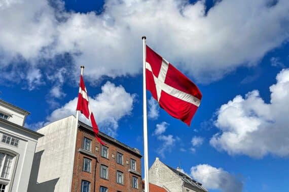 Dänische Soldaten ankommen in Grönland, Vorbereitungen für militärische Präsenz wegen geopolitischer Spannungen.