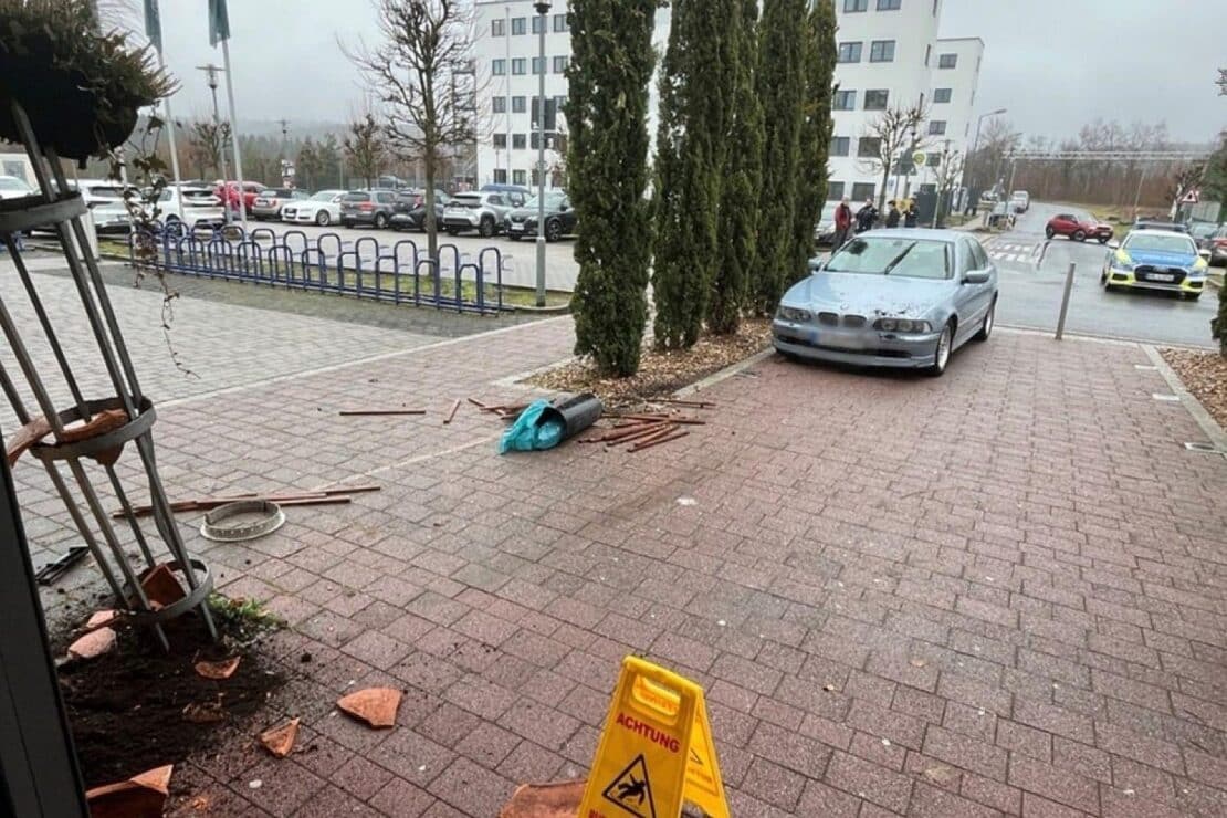 Betrunkene Fahrerin prallt in Kaiserslautern gegen Hallenbad