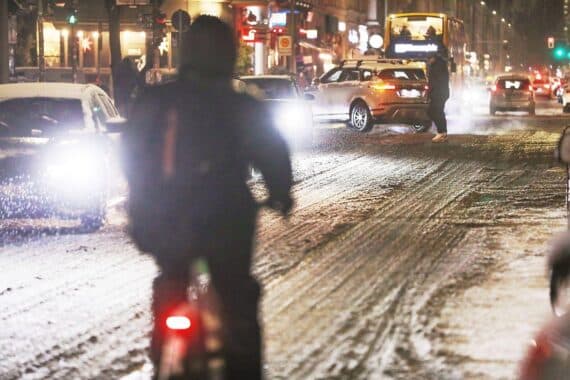 Winterliche Straßenverhältnisse in Berlin: Glatteisregen und Schneefall gefährden Verkehrssicherheit.