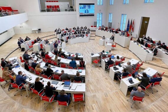 Brandenburger Landtagssitzung mit Politikern von SPD und CDU im Dialog über Koalitionsverhandlungen.