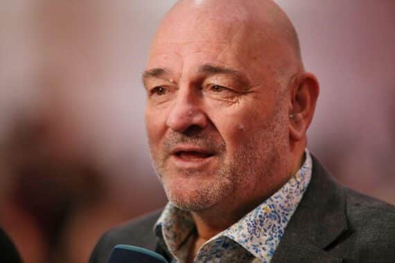 Ein Porträt von Robert Crumbach, symbolisierende Spannungen innerhalb der Partei und politische Veränderungen.