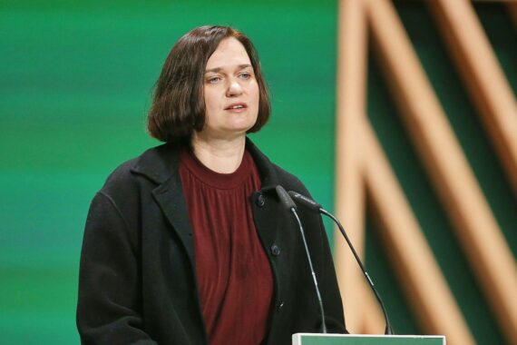 Claudia Müller und Ole Krüger beim Landesparteitag der Grünen in Schwerin, umgeben von Delegierten.