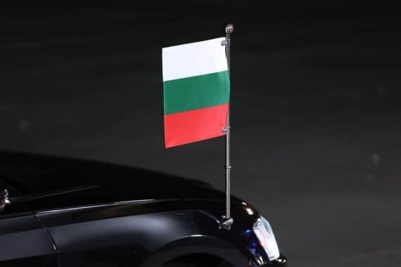 Bulgarische Flagge vor angekündigtem Rücktritt des Präsidenten und politischer Instabilität im Land.