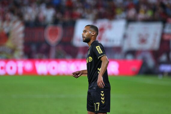 Linton Maina jubelt nach entscheidendem Tor für den 1. FC Köln gegen Wolfsburg.