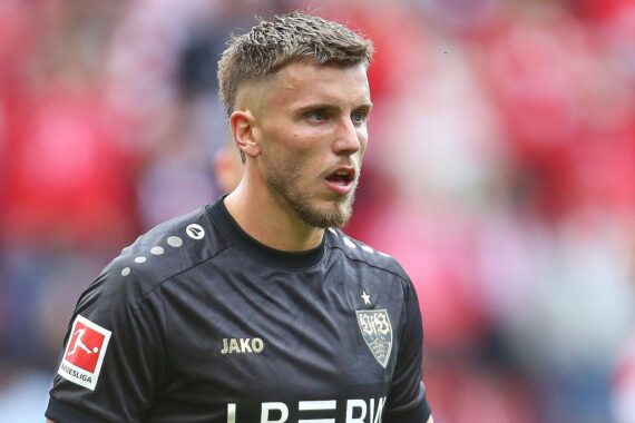 Ein Fußballspiel mit jubelnden Spielern, Tore und emotionsreiche Szenen auf dem Spielfeld.