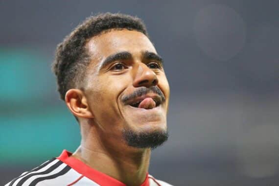 Dramatische Fußballszene: Werder Bremen und Eintracht Frankfurt, 3:3 in turbulenter Schlussphase.