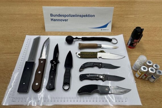 Sichergestellte Waffen und Messer von der Bundespolizei am Hauptbahnhof Hannover.