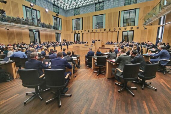 Bundesratssitzung: Gesetz zur Bejagung von Wölfen, Thüringer Landwirtschaftsministerin Colette Boos-John spricht.