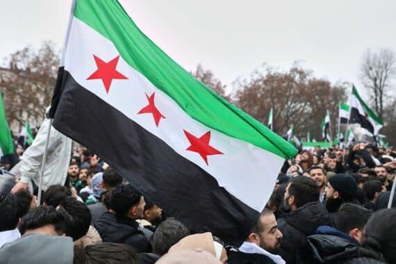 Fahne Syriens, Symbol für Integration, Frieden, Unterstützung und Stabilität im Land.