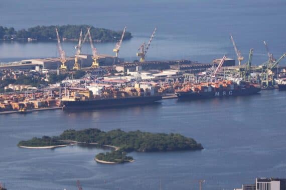 Hafenansicht von Rio de Janeiro, symbolisiert Handelsmöglichkeiten durch bevorstehendes Mercosur-Abkommen.