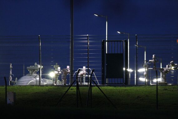Gasspeicheranlage mit futuristischen Elementen, symbolisiert die Unsicherheit der zukünftigen Strompreise in Deutschland.