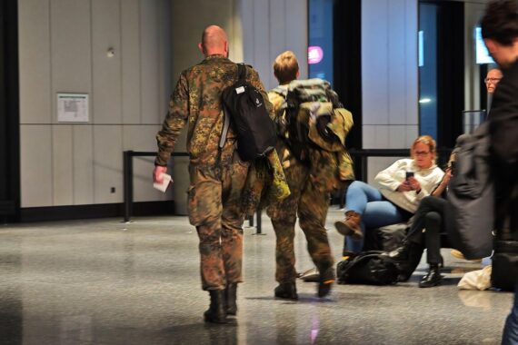 Deutsche Soldaten bei Rückreise von Grönland, strategische Erkundung der Arktis-Region.