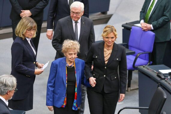 Eine Holocaust-Überlebende spricht im Bundestag über Erinnerungen und die Bekämpfung von Antisemitismus.