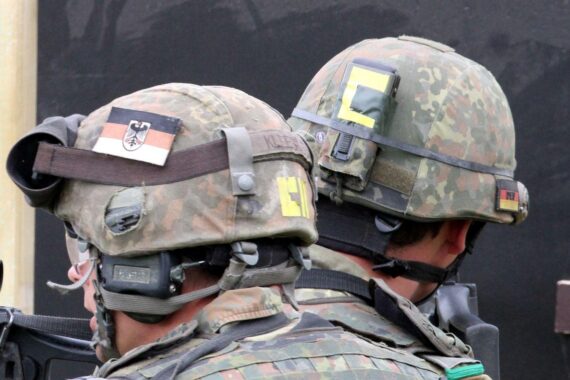 Bundeswehr-Helme symbolisieren die Reformen zur Sicherung von Disziplin und Werten in der Luftlandetruppe.