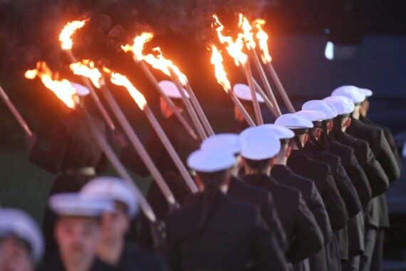 Soldaten beim Großen Zapfenstreich, symbolisch für Bundeswehr und Herausforderungen von sexuellem Fehlverhalten.