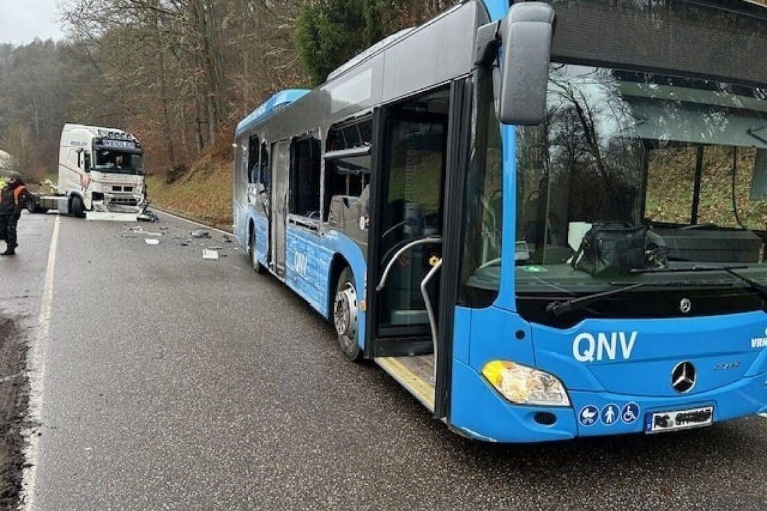 Bus und Lkw stoßen bei Trulben zusammen