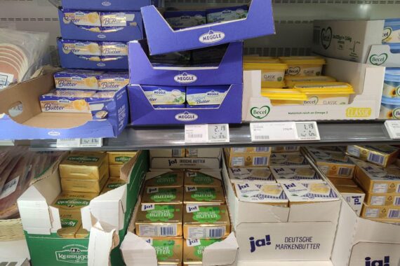Butterpreisse sinken: Supermarktregal mit Butter, Symbol für Herausforderungen der heimischen Landwirtschaft.