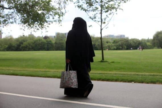 Frau in Burka, symbolisiert die Debatte um Vollverschleierungsverbot in Deutschland.