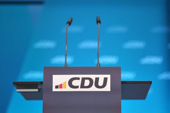 CDU-Logo vor verschneiter Winterlandschaft als Symbol für abgesagte Jahresauftaktklausur wegen Wetterwarnungen.