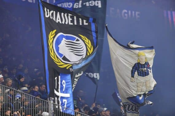 Atalanta-Fans feiern enthusiastisch, während Borussia Dortmund auf die Play-offs der Champions League wartet.