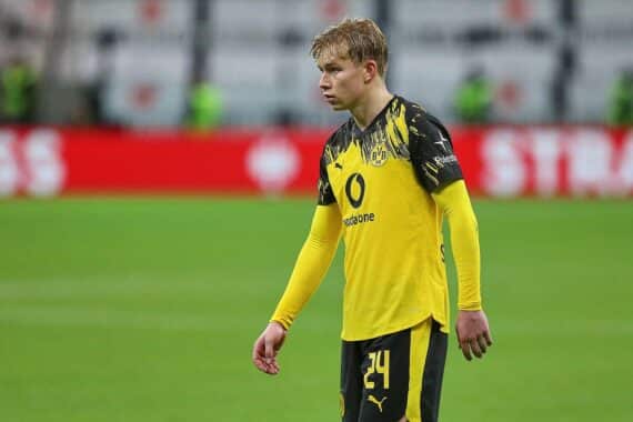 Borussia Dortmund verliert 0:2 gegen Tottenham; Svensson sieht Rot. Spurs zeigen starke Leistung.