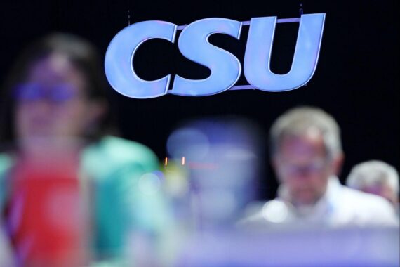 CSU-Logo vor Hintergrund der Neujahrsklausur, symbolisiert politische Abgrenzung und Stabilität.