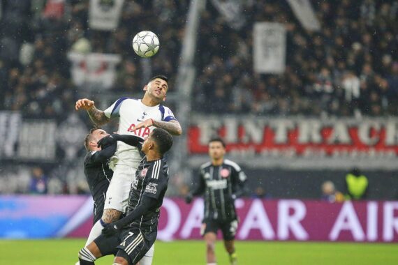 Eintracht Frankfurt verliert 0:2 gegen Tottenham, dramatische Szenen auf dem Fußballfeld festgehalten.