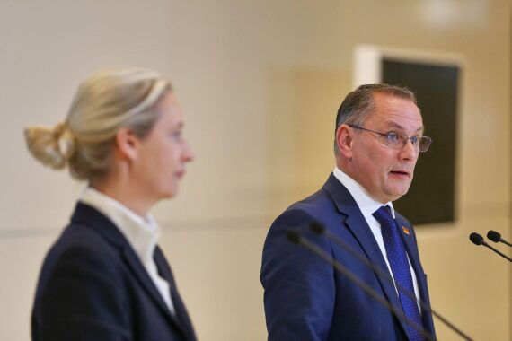 Alice Weidel und Tino Chrupalla auf Parteitag, symbolisieren AfD-Doppelspitze und Zusammenarbeit.