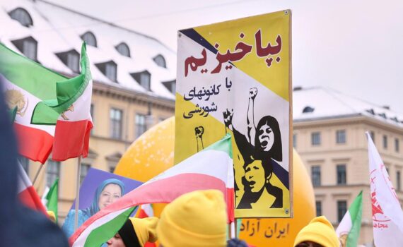 Ein Protest gegen die Repression im Iran mit Menschen, Plakaten und Trauer um Opfer.