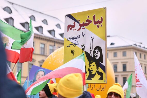 Ein Protest gegen die Repression im Iran mit Menschen, Plakaten und Trauer um Opfer.