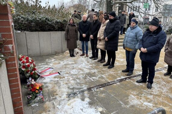Cottbus gedenkt Holocaust-Opfer: Blumen und Kränze an alter Synagoge, Oberbürgermeister und Jüdische Gemeinde.