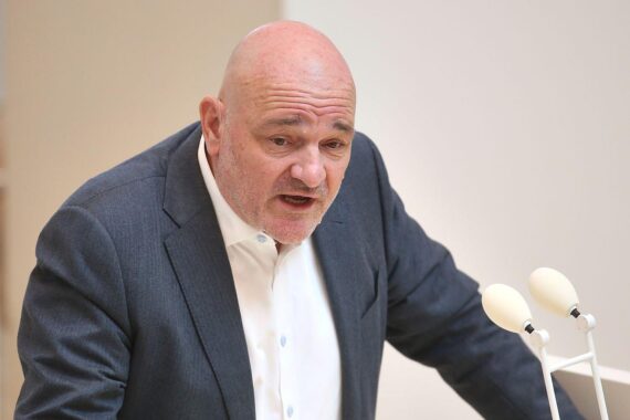 Robert Crumbach äußert scharfe Kritik an seiner ehemaligen Partei und deren Oppositionsrolle.