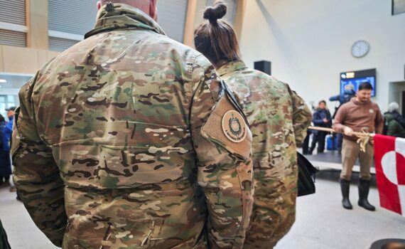 Dänische Soldaten üben gemeinsam in arktischer Umgebung, gefördert durch die Zusammenarbeit mit Deutschland.