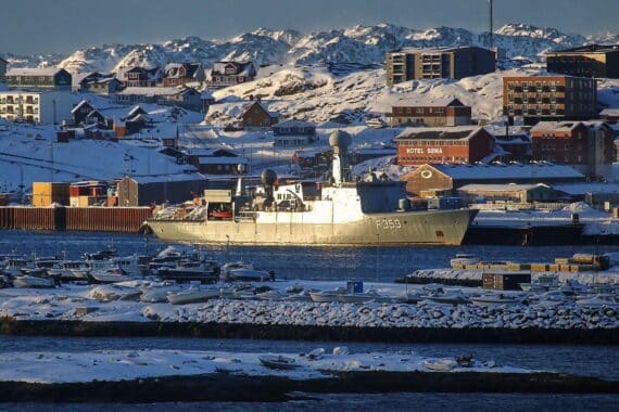 Dänisches Kriegsschiff in Grönland symbolisiert Sicherheit und Überwachung in der Arktis.
