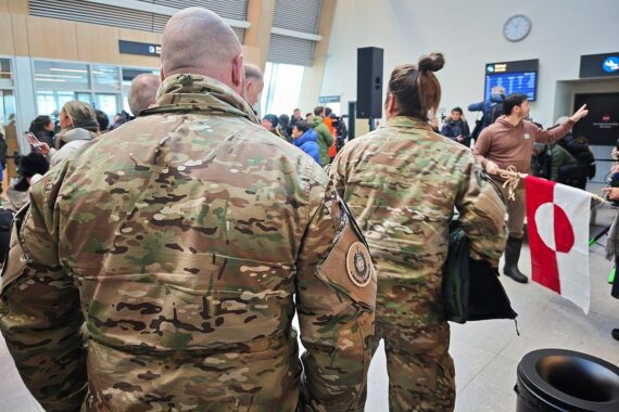 Dänische Soldaten auf Grönland, bereit zur Verteidigung gegen mögliche US-Übergriffe.