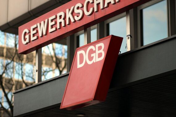 DGB-Logo mit Daniela Kolbe und Ralf Hron, symbolisiert Wechsel in der Gewerkschaftsführung.