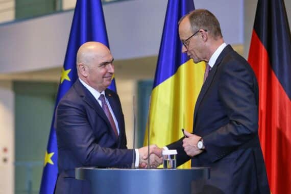 Friedrich Merz und Ilie Bolojan besprechen Rüstungskooperation und Sicherheit in Berlin.