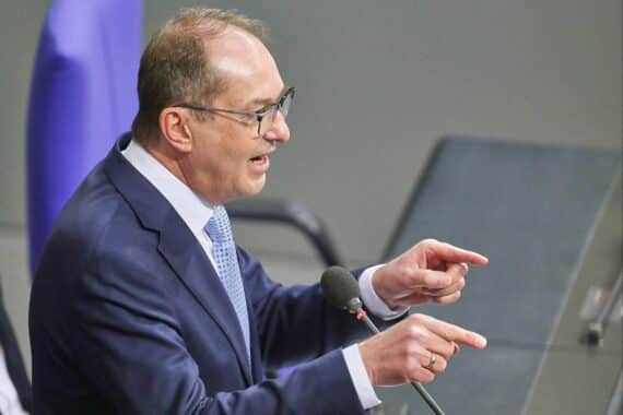 Alexander Dobrindt spricht über Cyberabwehr und Offensive gegen internationale Cyberangriffe in Berlin.