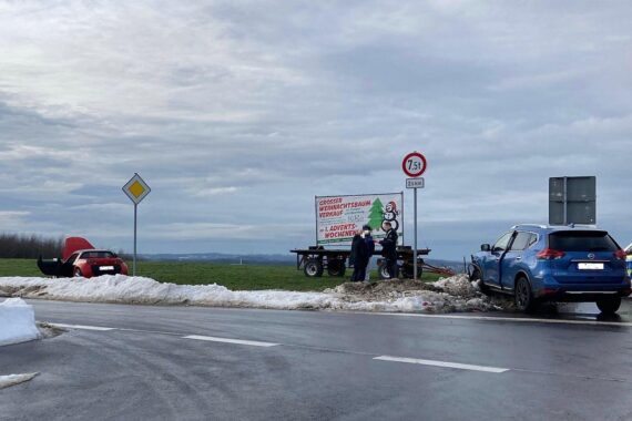 Verkehrsunfall mit Smart und Nissan; drei leicht verletzte Personen im Oberbergischen Kreis.