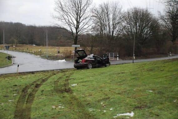 Verfolgungsjagd: gestohlenes Auto, Polizei, Unfall, Drogen, Festnahme, Gefährdung des Straßenverkehrs.