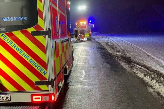 Einsatzfahrzeuge der Feuerwehr und Rettungsdienst an Unfallstelle mit verletzten Personen in Minden.