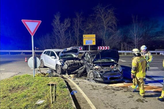 Zwei stark beschädigte Pkw nach einem schweren Verkehrsunfall auf einer Straße in Weinheim.