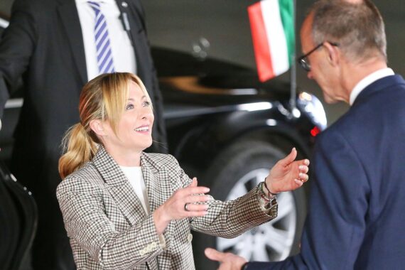 Giorgia Meloni und Friedrich Merz im Gespräch, Symbol für deutsch-italienische Zusammenarbeit und Freundschaft.