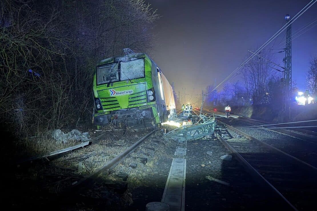 Entgleiste Lok in Hattersheim verliert Öl – Bahnstrecke gesperrt